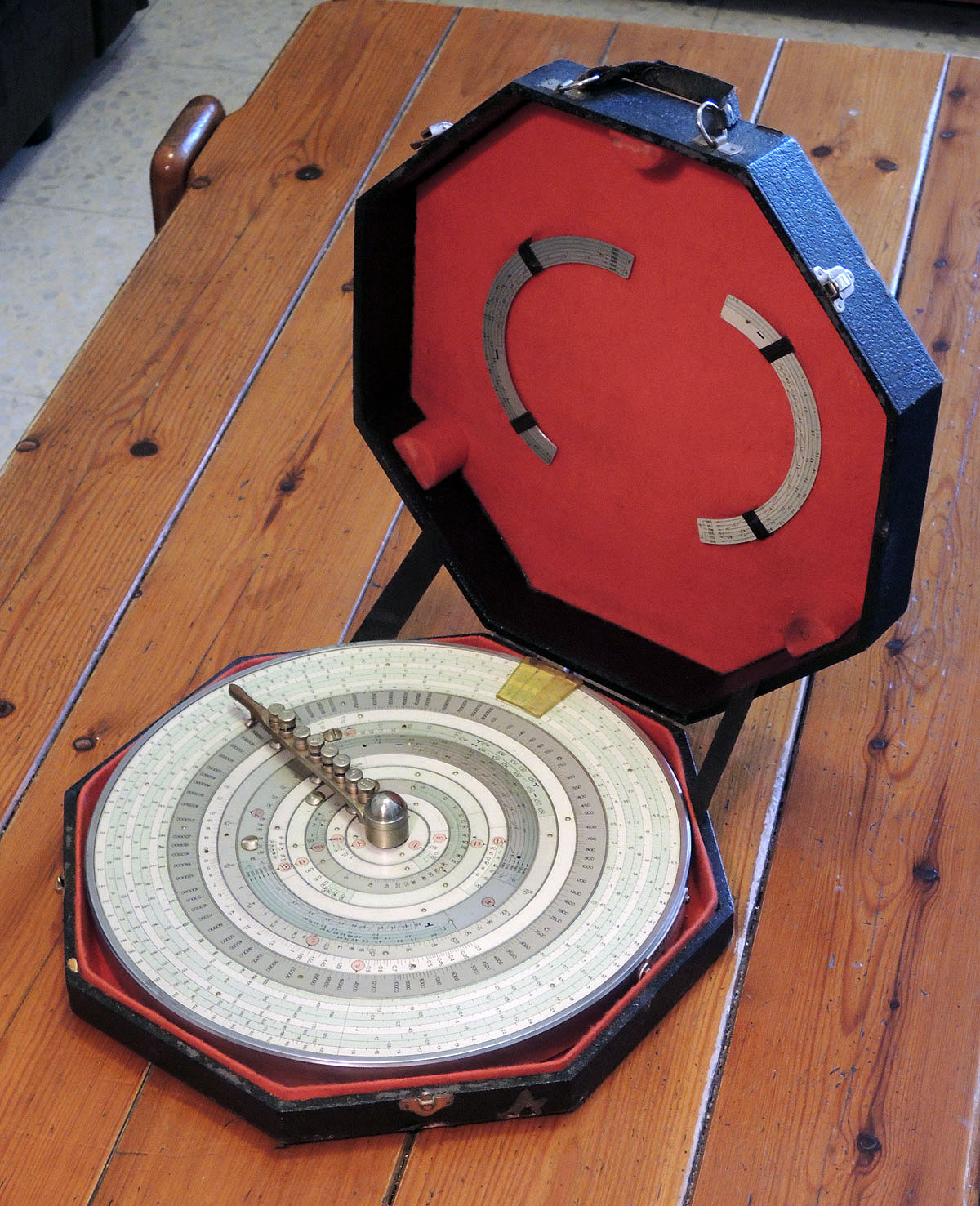 The Sabatini calculator in its box