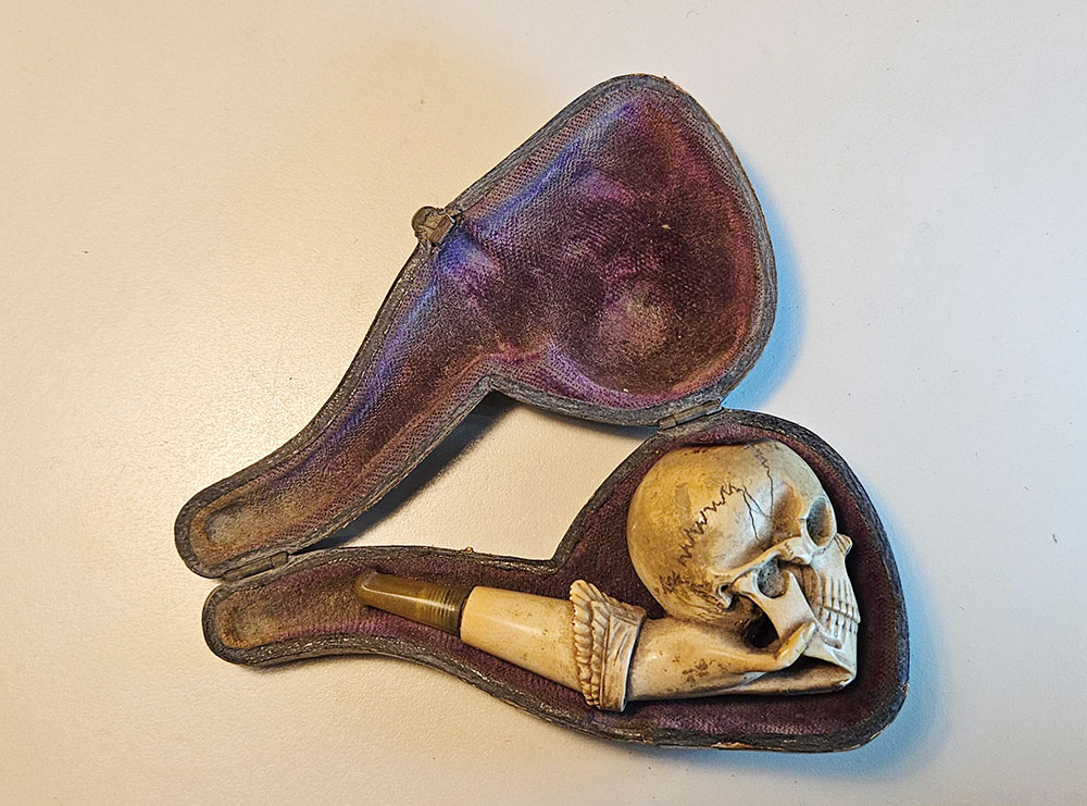 Memento mori! 5 A memento mori meerschaum pipe in its case