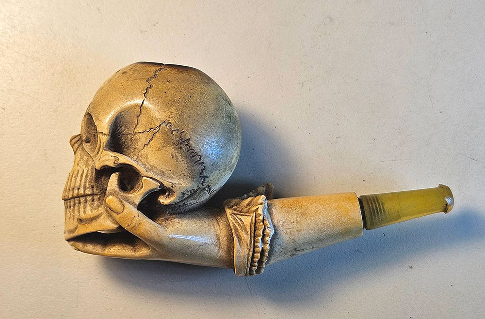 Memento mori! 2 A memento mori meerschaum pipe