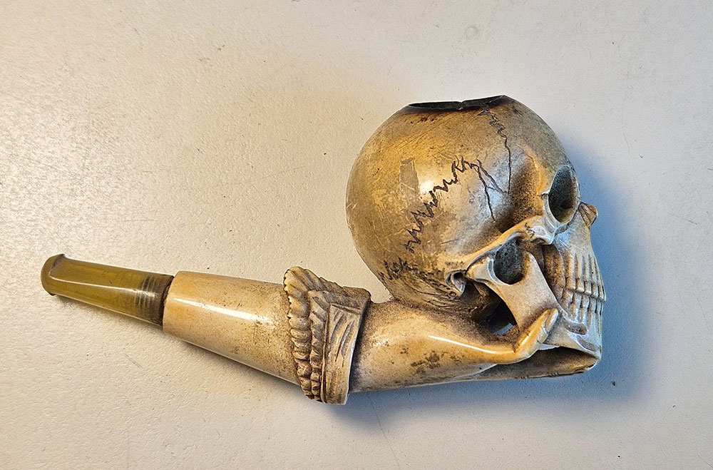 Memento mori! 3 A memento mori meerschaum pipe